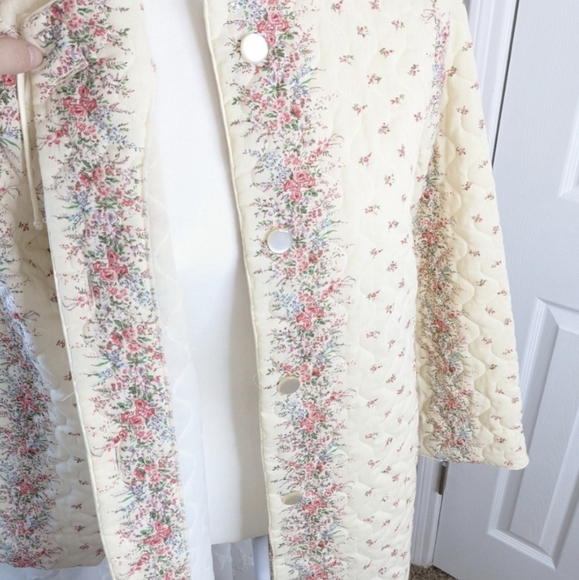 SOLD Vintage 1960s 1970s quilted house coat bed jacket - Picture 3 of 13